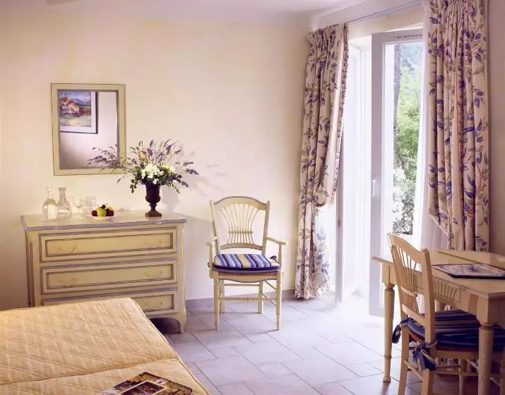 Grand Hotel Des Lecques; Bw Signature Collection