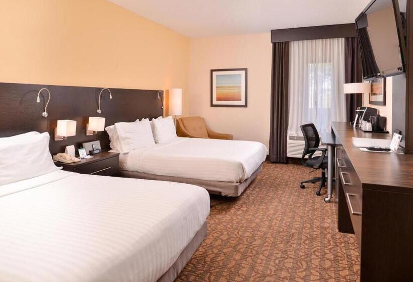 فندق Holiday Inn Express & Suites Topeka West I 70 Wanamaker, An Ihg
