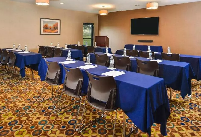 Hotel Holiday Inn Express & Suites Topeka West I 70 Wanamaker, An Ihg