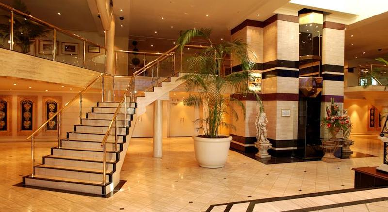 בית מלון כפרי Peermont Metcourt Suites