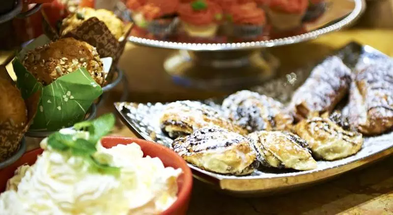 Отель Peermont Metcourt Suites