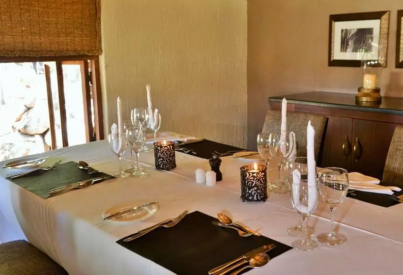 Отель Tshukudu Bush Lodge