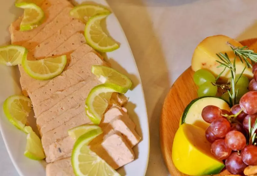 Отель Tshukudu Bush Lodge