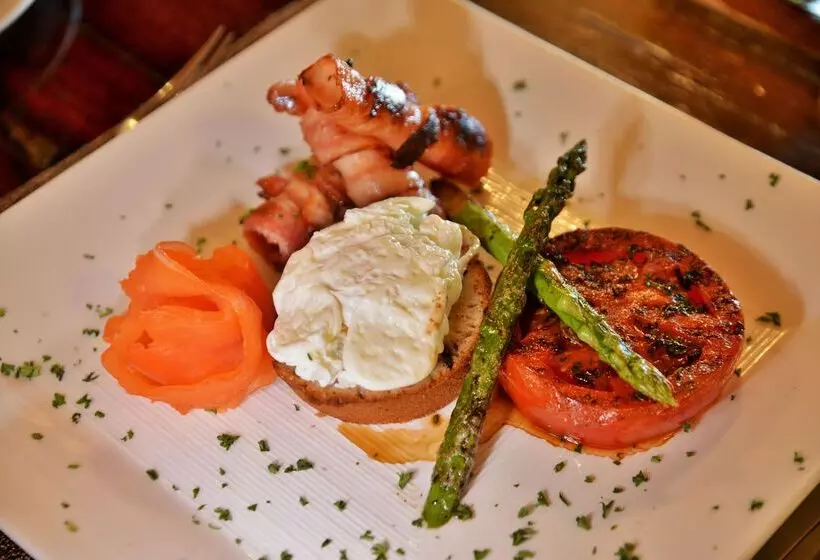 Отель Tshukudu Bush Lodge