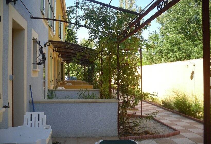 هتل Appart  Court Inn Suites