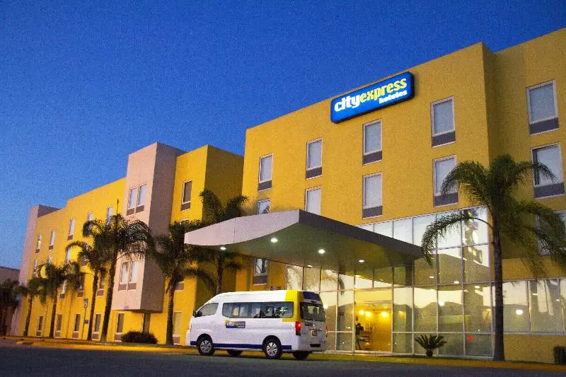 ホテル City Express Tepatitlán