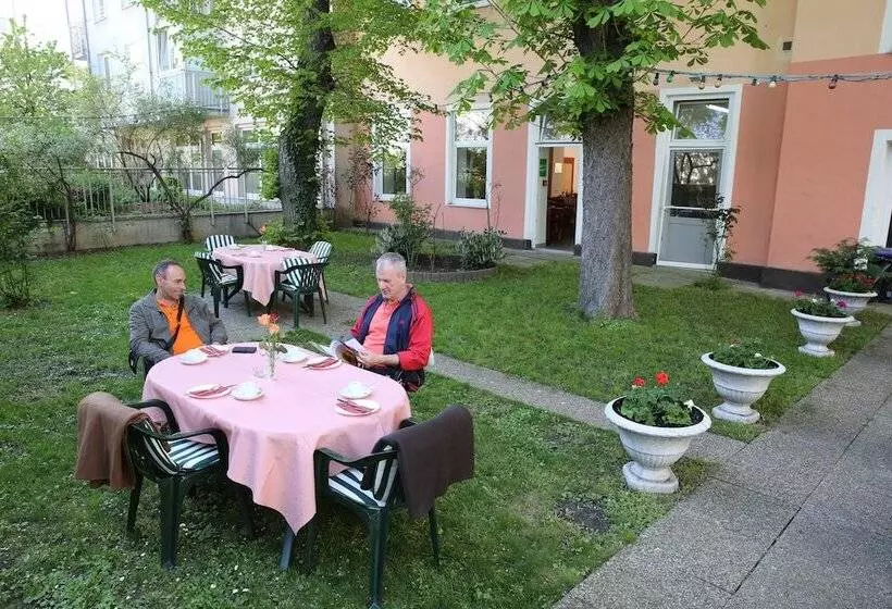 Garten  Und Kunsthotel Gabriel City