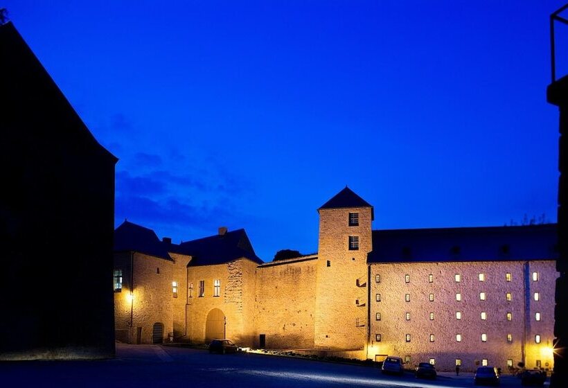 هتل Hôtel Le Château Fort De Sedan
