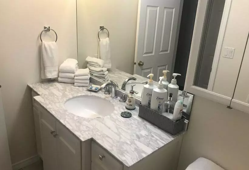 酒店 Acker Vacation Homes & Suites