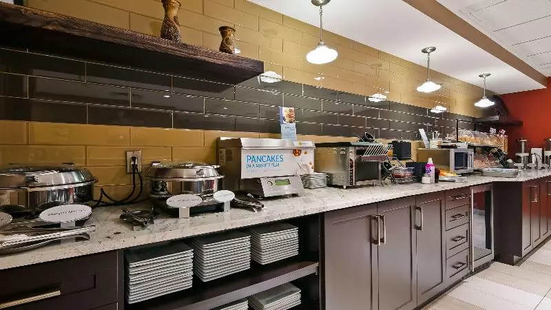 Отель Best Western Plus Red Deer Inn & Suite