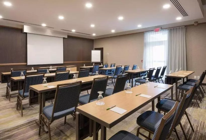 هتل Courtyard By Marriott Toronto Vaughan