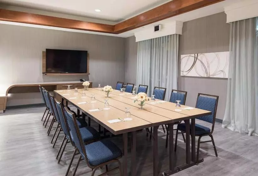 هتل Courtyard By Marriott Toronto Vaughan