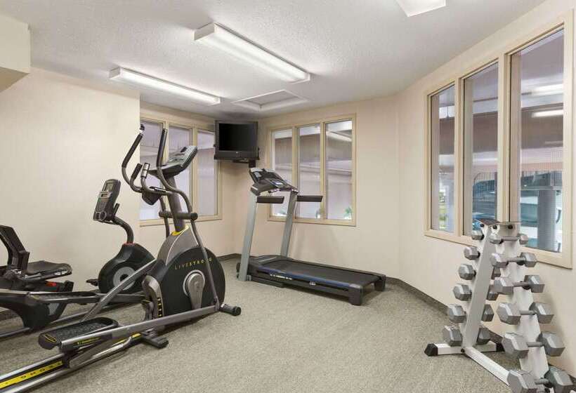 Hotel Days Inn & Suites By Wyndham Winkler