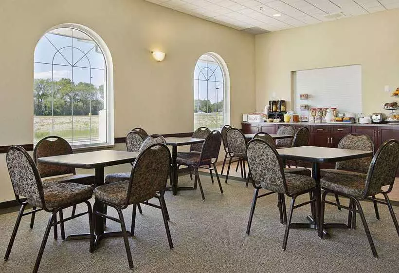 호텔 Days Inn & Suites By Wyndham Winkler