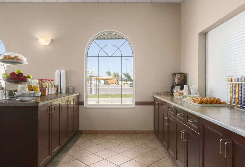 Hotel Days Inn & Suites By Wyndham Winkler