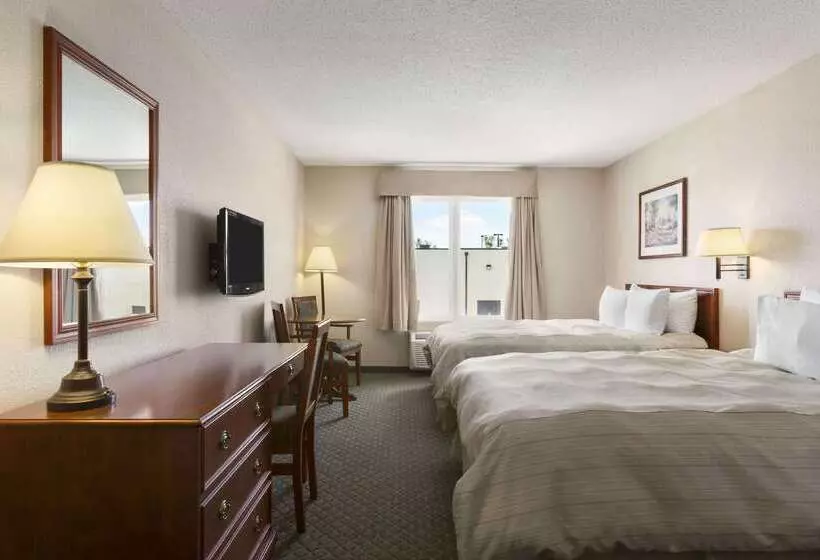 호텔 Days Inn & Suites By Wyndham Winkler