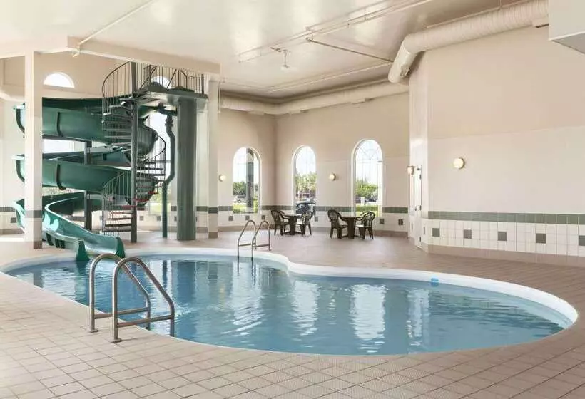 호텔 Days Inn & Suites By Wyndham Winkler