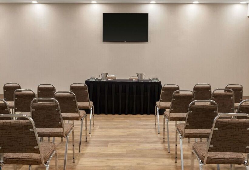 Отель Canalta Airdrie