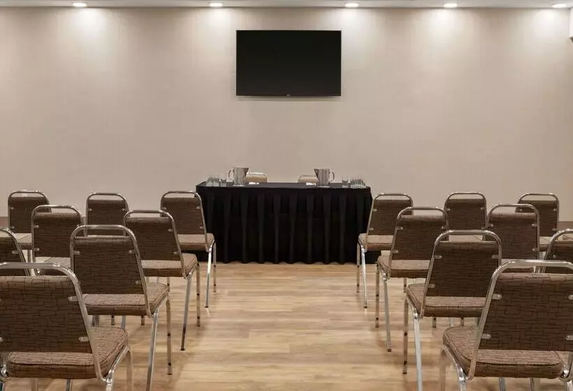 호텔 Canalta Airdrie