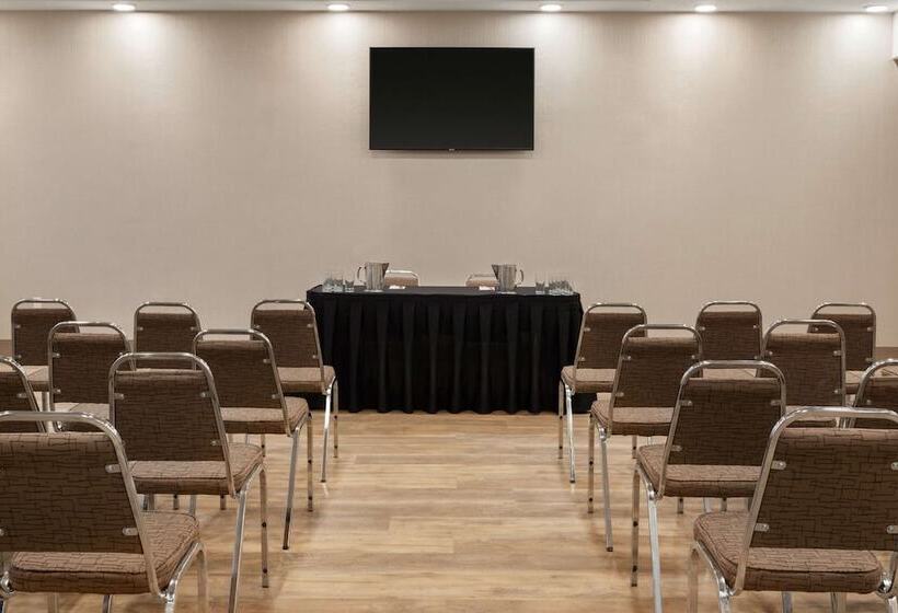 Отель Canalta Airdrie