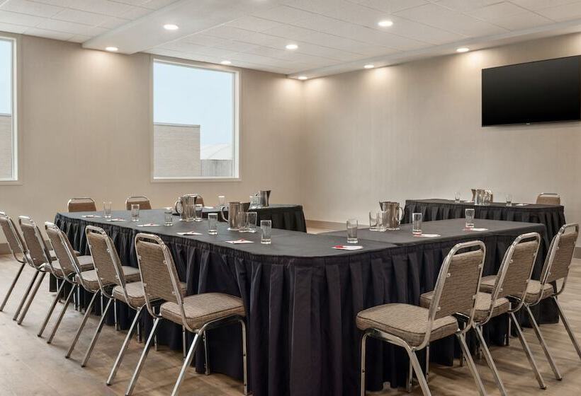 Отель Canalta Airdrie