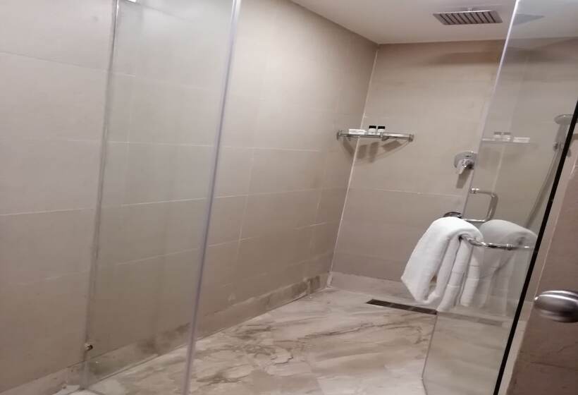 בית מלון כפרי Abu Palace   Chennai