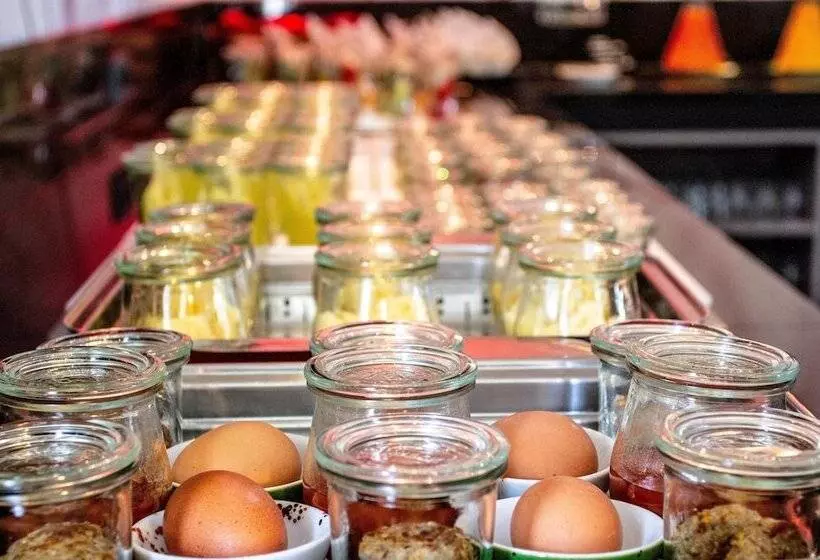 Отель Ramada By Wyndham München Airport