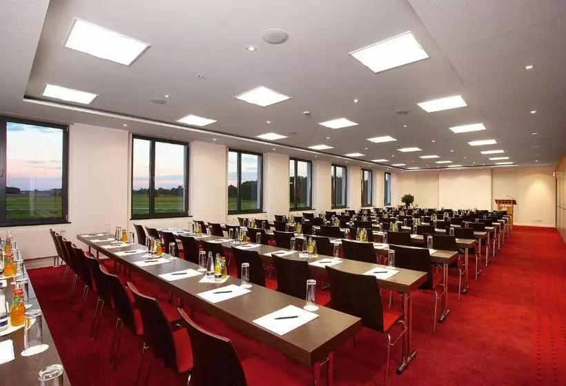 Отель The Monarch