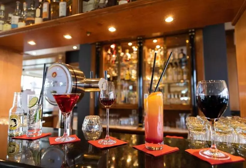 Отель The Monarch