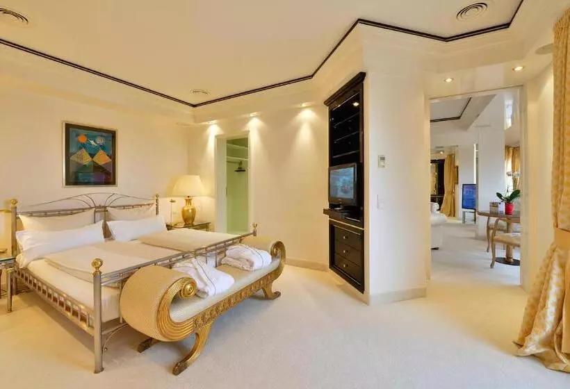 Отель The Monarch