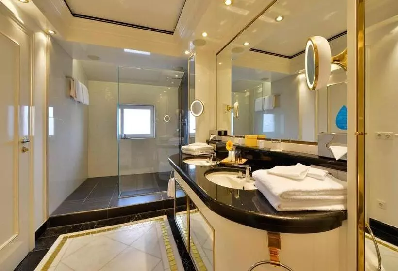 Отель The Monarch