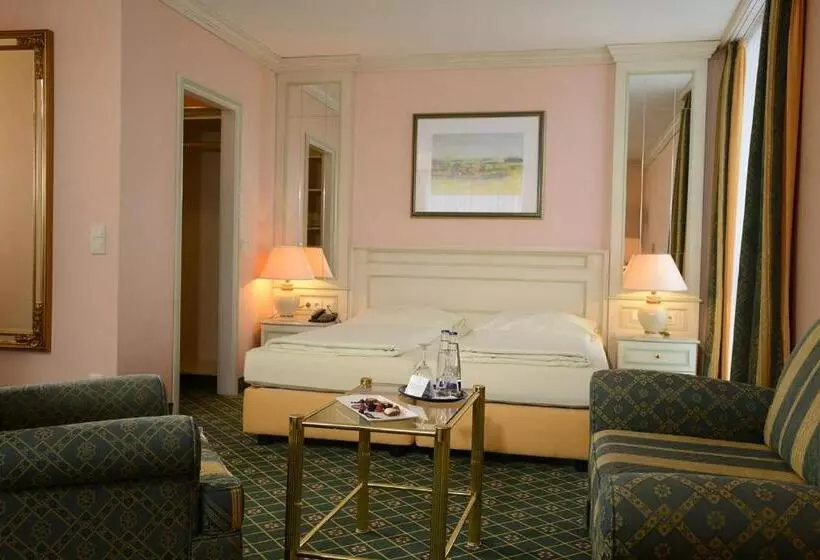 Отель The Monarch