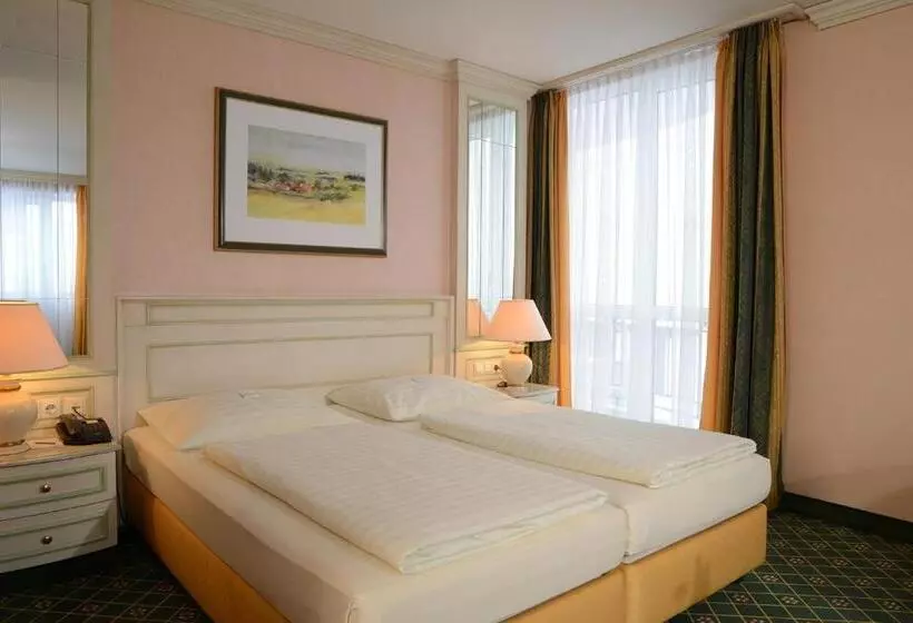 Отель The Monarch