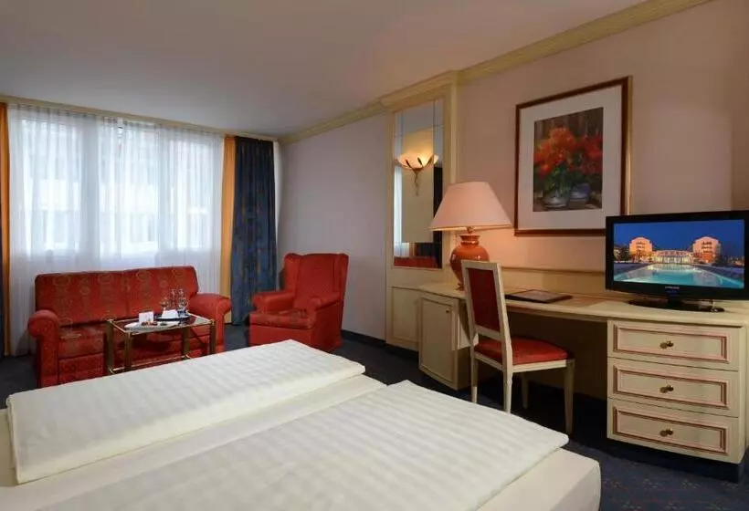 Отель The Monarch