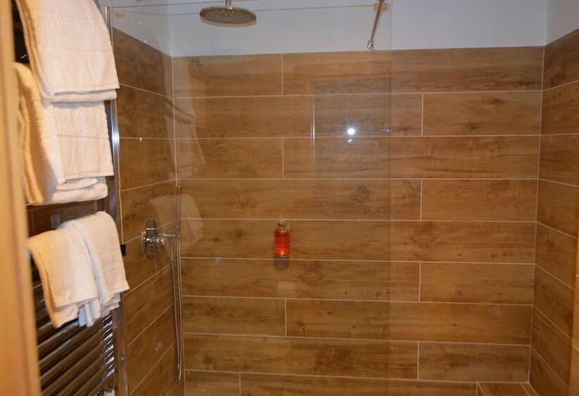 בית מלון כפרי Montana