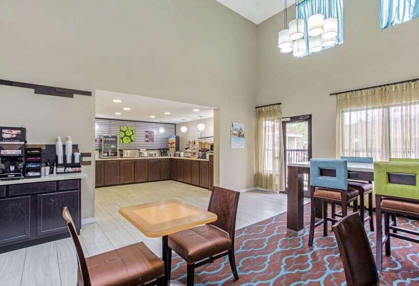 בית מלון כפרי Baymont By Wyndham Moss Point