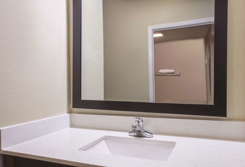 בית מלון כפרי Baymont By Wyndham Moss Point