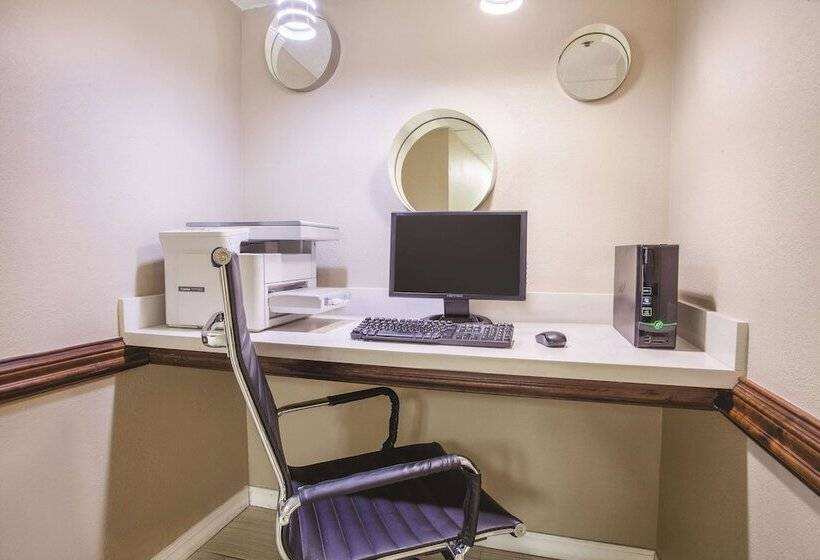 בית מלון כפרי Baymont By Wyndham Moss Point