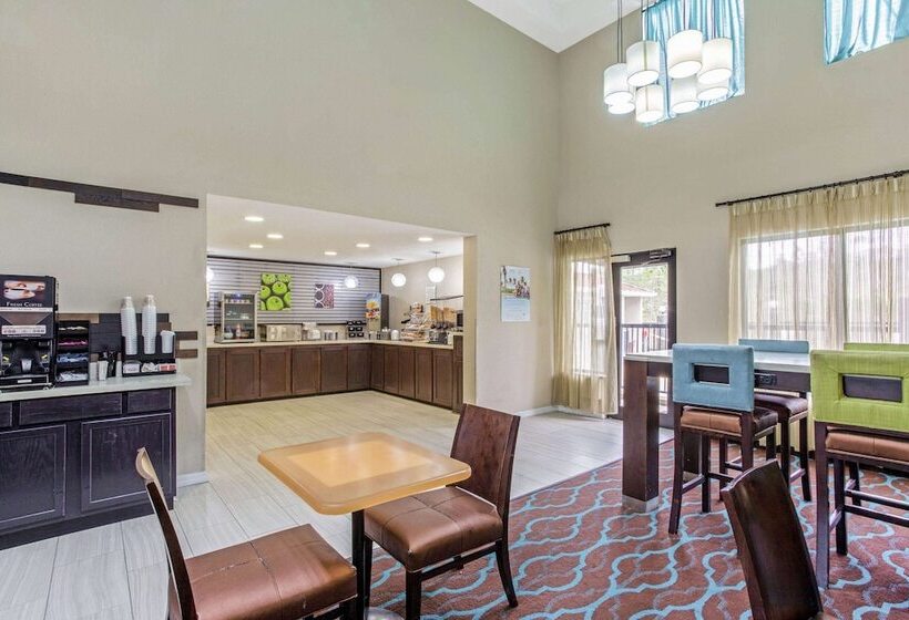 בית מלון כפרי Baymont By Wyndham Moss Point