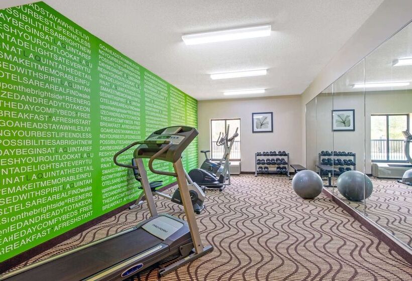 בית מלון כפרי Baymont By Wyndham Moss Point