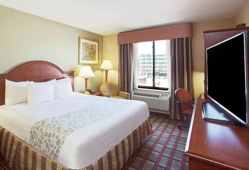Отель La Quinta Inn By Wyndham Queens