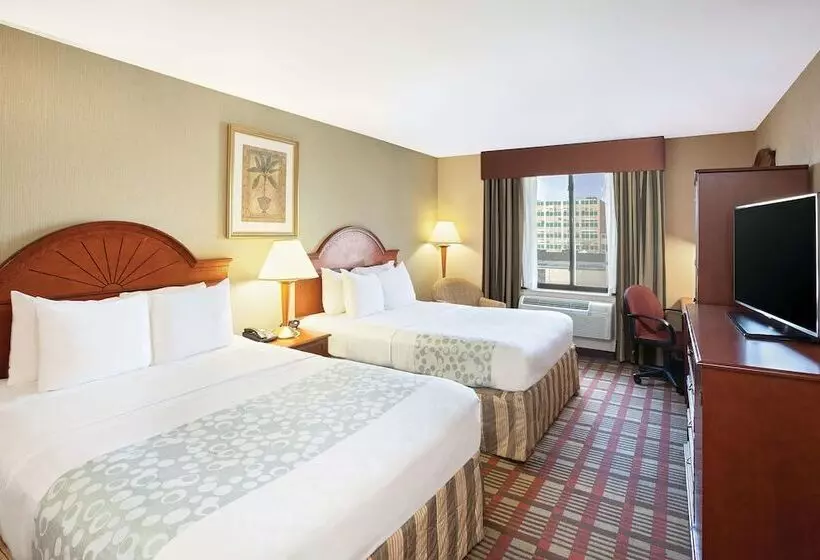 هتل La Quinta Inn By Wyndham Queens