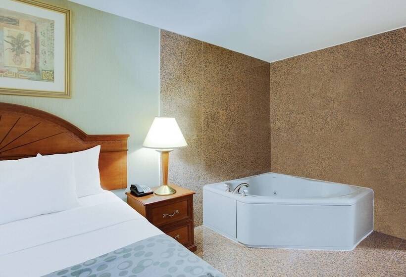 Отель La Quinta Inn By Wyndham Queens