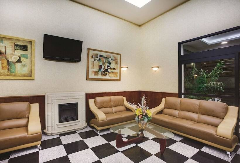 Отель La Quinta Inn By Wyndham Queens