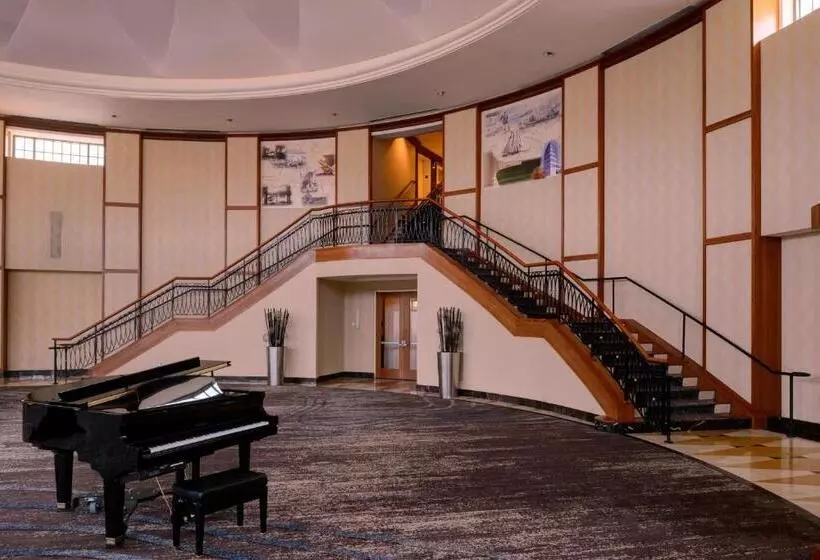 هتل Newport News Marriott At City Center