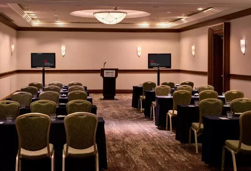 هتل Newport News Marriott At City Center