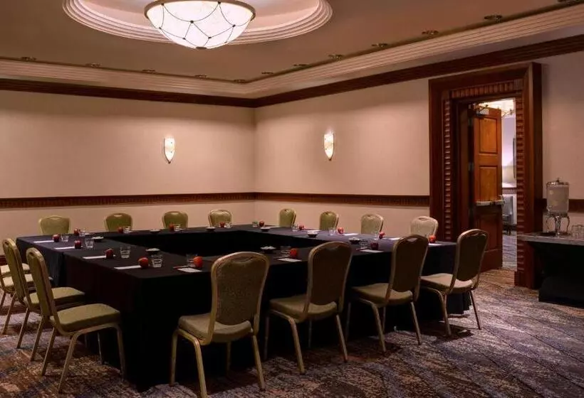 هتل Newport News Marriott At City Center