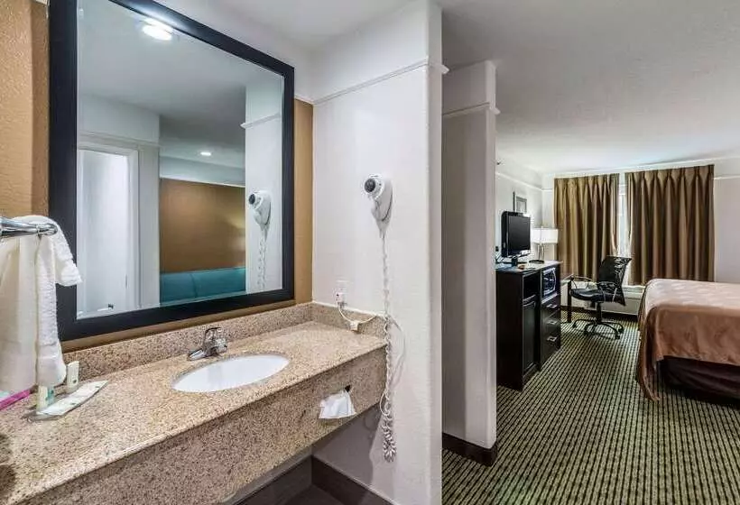 هتل Quality Inn & Suites Seaworld North
