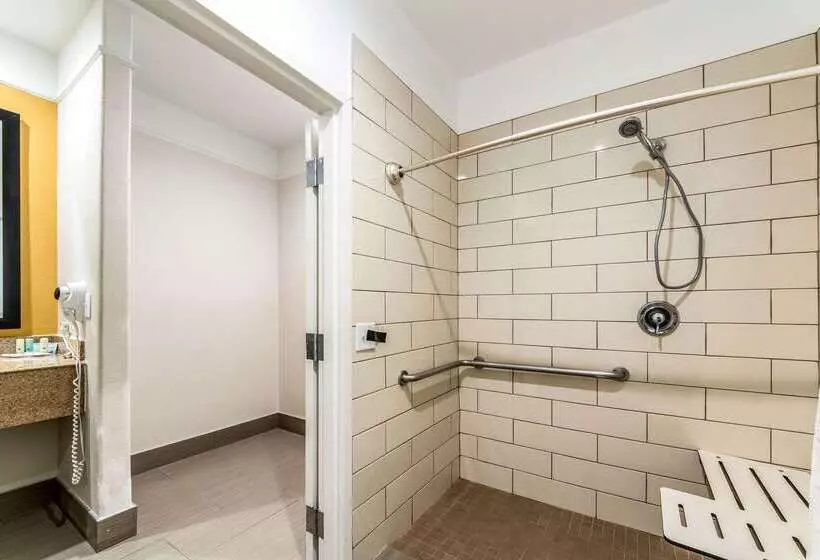هتل Quality Inn & Suites Seaworld North