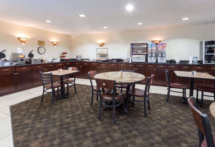 فندق Ramada By Wyndham Bettendorf